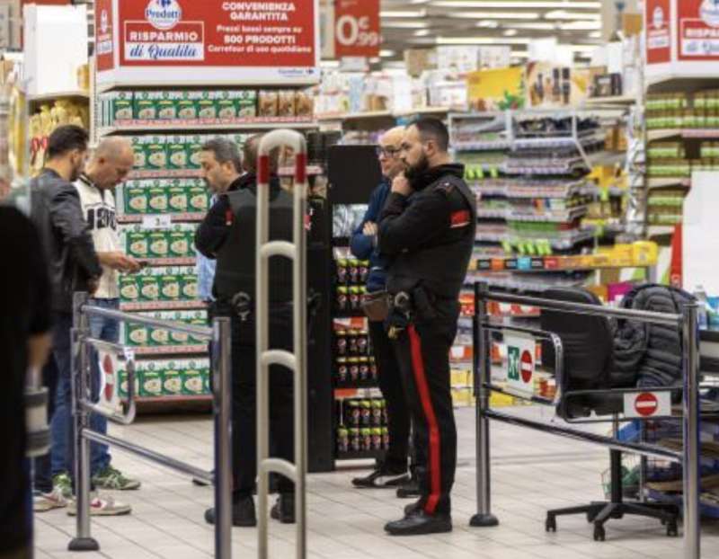 accoltellamento al centro commerciale milanofiori di assago 4