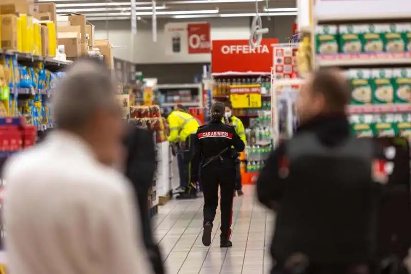 accoltellamento al centro commerciale milanofiori di assago   4