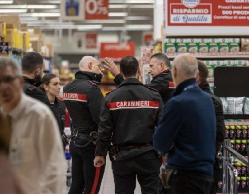 accoltellamento al centro commerciale milanofiori di assago 6