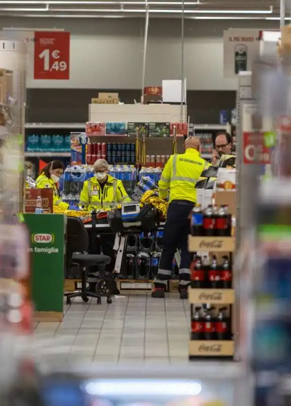 accoltellamento al centro commerciale milanofiori di assago   8