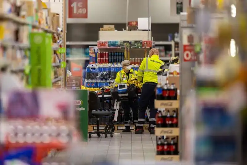 accoltellamento al centro commerciale milanofiori di assago   9