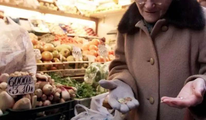 anziana al supermercato 