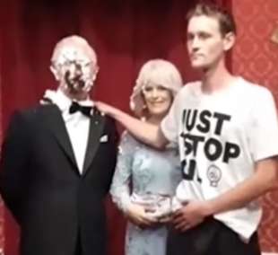 attivisti di just stop oil tirano torta in faccia alla statua di carlo al madame tussauds a londra 4