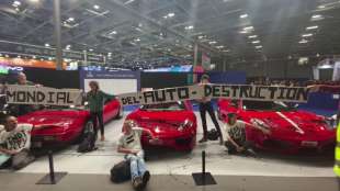 Attivisti extinction rebellion si incollano ALLE CARROZZERIE DELLE AUTO ALL AUTOSHOW DI PARIGI