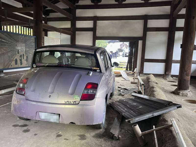 AUTO DISTRUGGE BAGNO IN TEMPIO BUDDISTA KYOTO