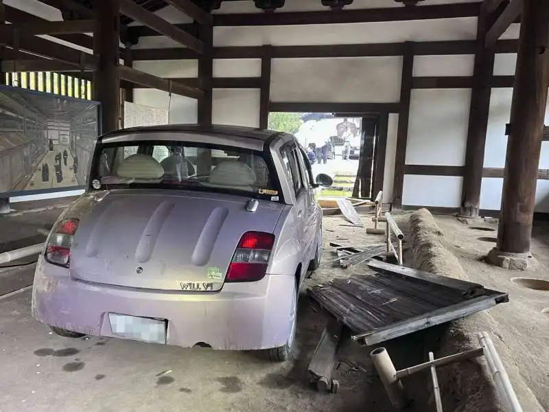 AUTO DISTRUGGE BAGNO IN TEMPIO BUDDISTA KYOTO 