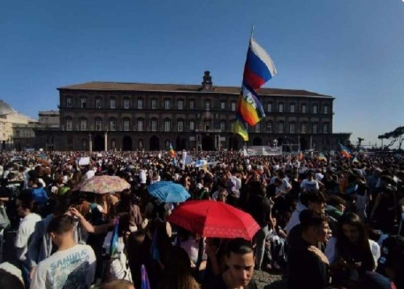 bandiera russa alla manifestazione per la pace di napoli