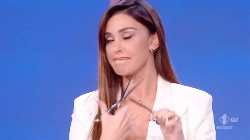 belen rodriguez si taglia i capelli per sostenere le proteste in iran 1