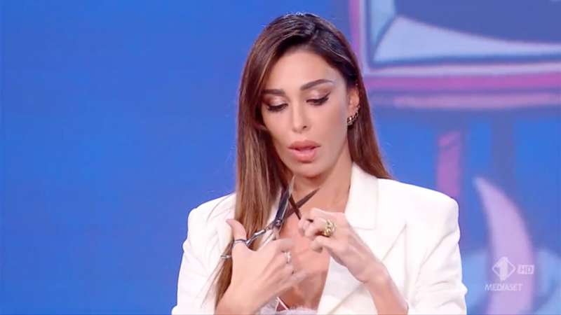 belen rodriguez si taglia i capelli per sostenere le proteste in iran 2