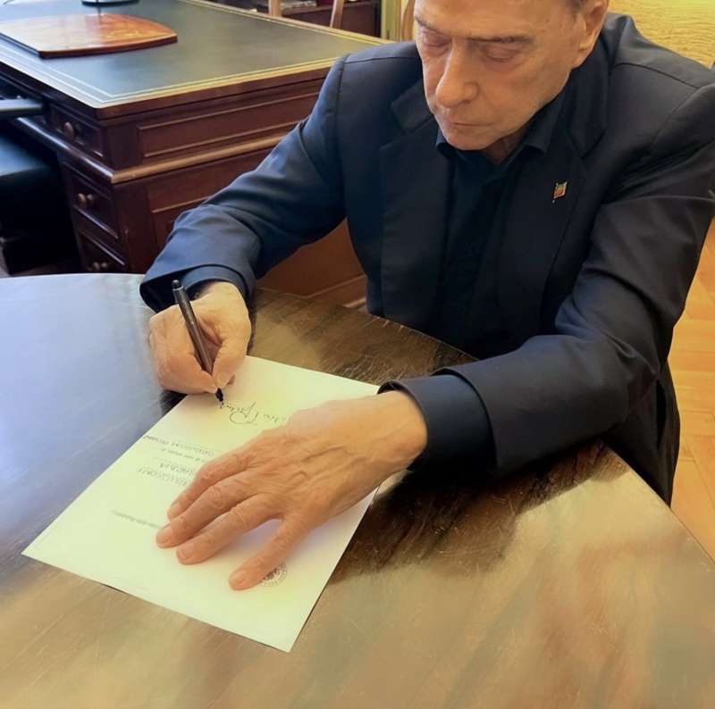 BERLUSCONI SI ACCREDITA AL SENATO