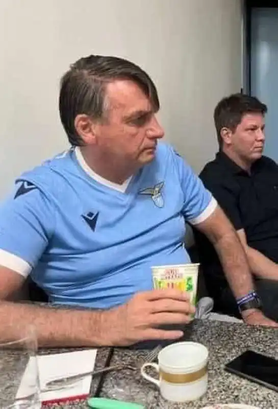 BOLSONARO CON MAGLIA DELLA LAZIO