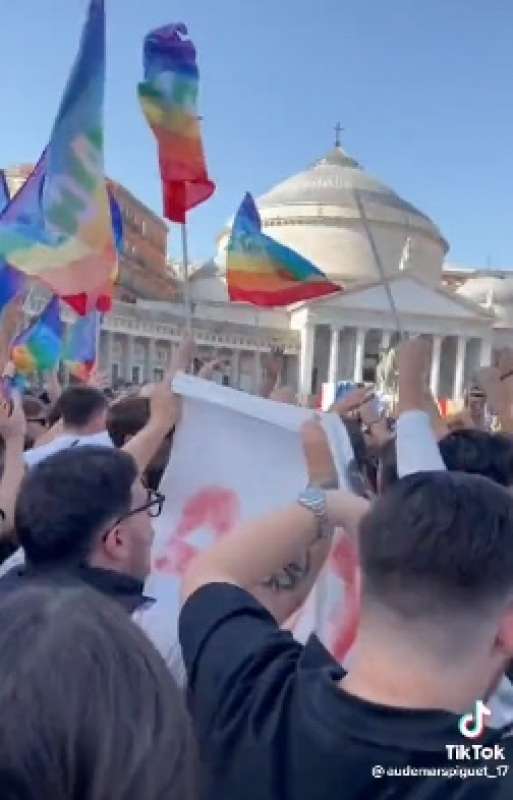 cori contro roma alla manifestazione per la pace di napoli 1