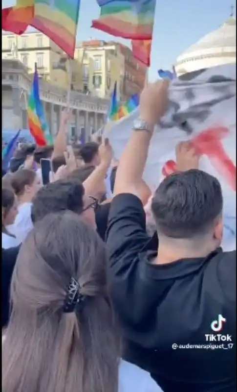 cori contro roma alla manifestazione per la pace di napoli   2