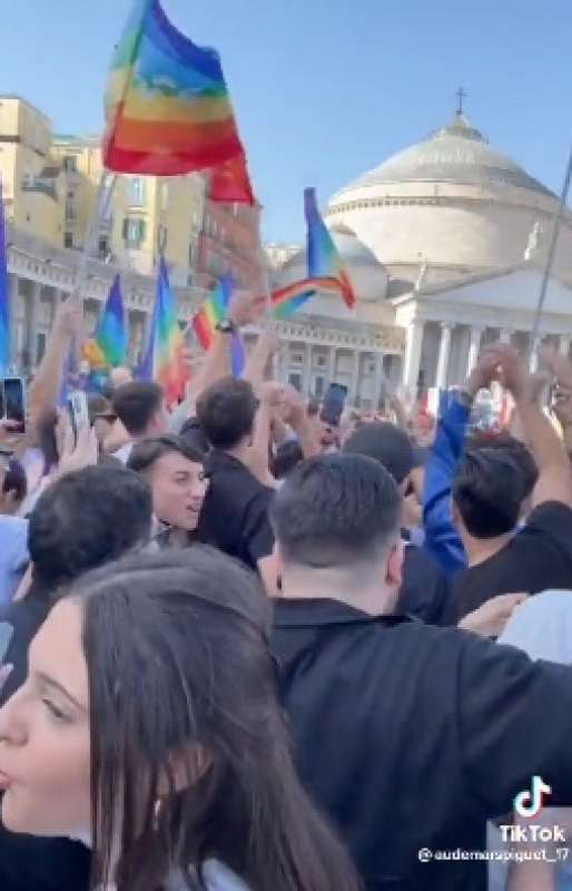 cori contro roma alla manifestazione per la pace di napoli 3