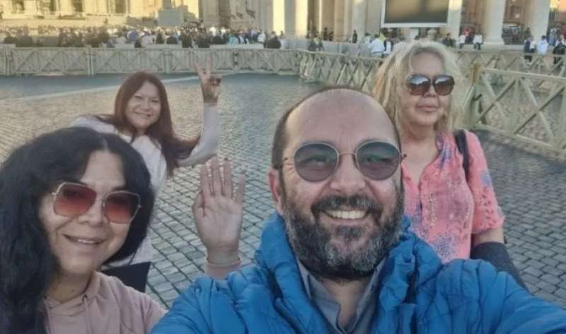 DON ANDREA CONOCCHIA CON UN GRUPPO DI TRANS A SAN PIETRO