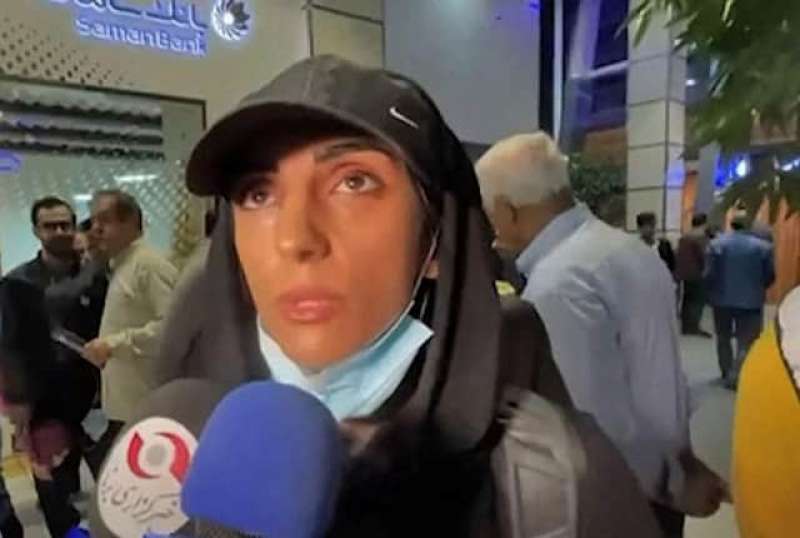 ELNAZ REKABI AEROPORTO TEHERAN