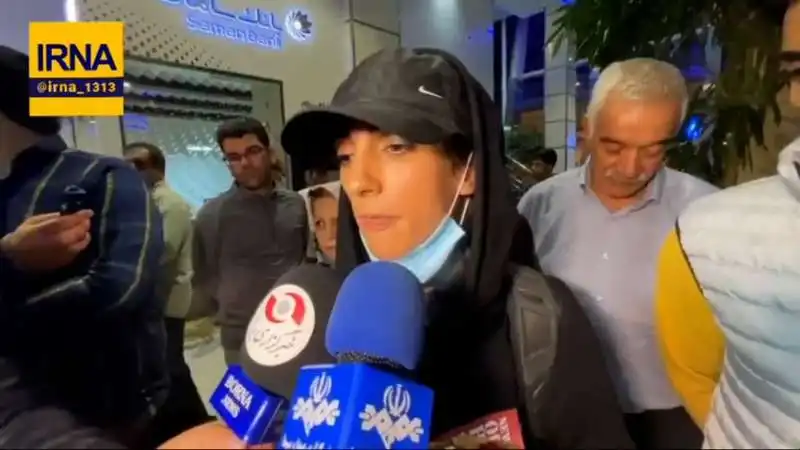 ELNAZ REKABI AEROPORTO TEHERAN