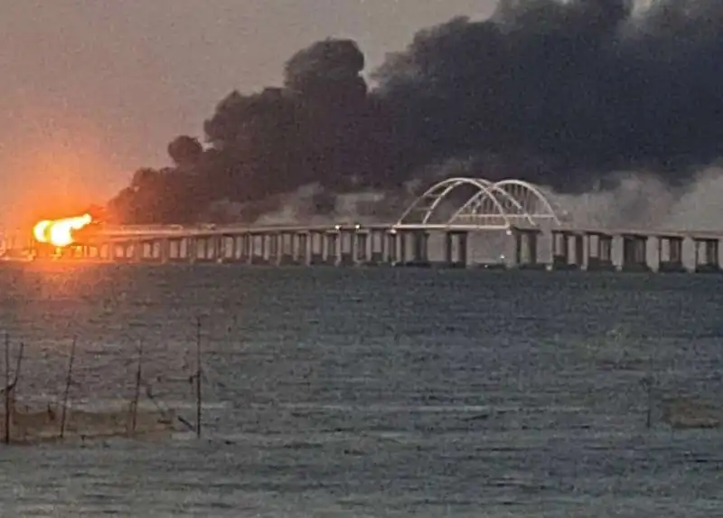 ESPLOSIONE - PONTE SULLLO STRETTO DI KERCH - CRIMEA 