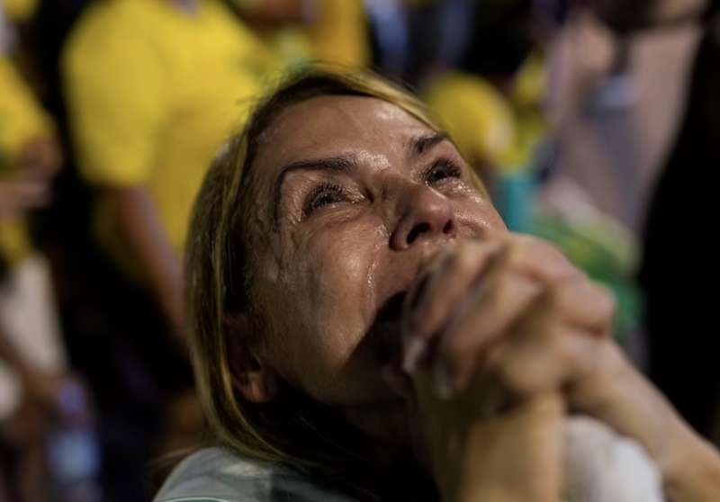 fan di bolsonaro in lacrime