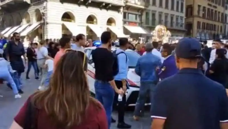 firenze auto municipale sulla folla 4