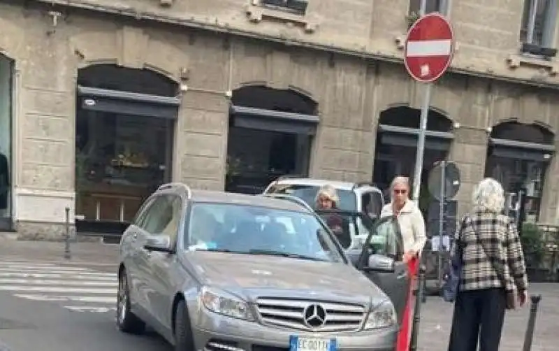 forattini nell auto con la multa   1