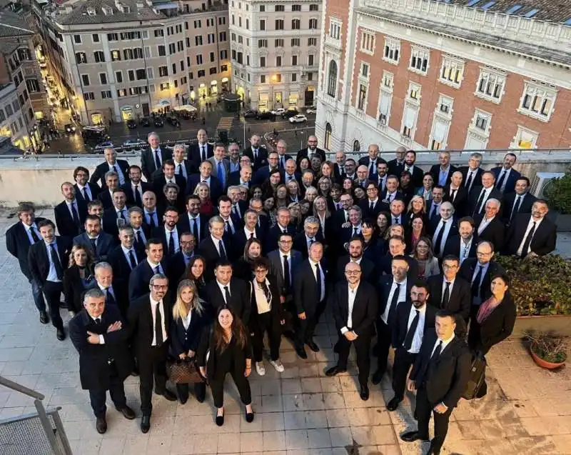 foto di gruppo dei deputati di fratelli ditalia con giorgia meloni 