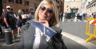 foulard regalata da giorgia meloni agli eletti fdi