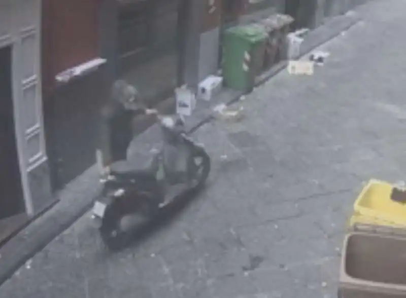 furto al ristorante con scooter a napoli 1