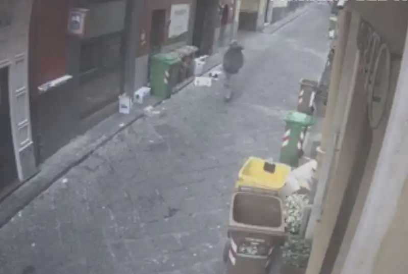 furto al ristorante con scooter a napoli 10