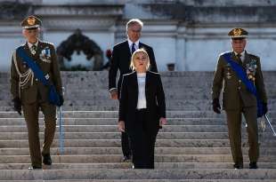 giorgia meloni all altare della patria omaggio al milite ignoto 2