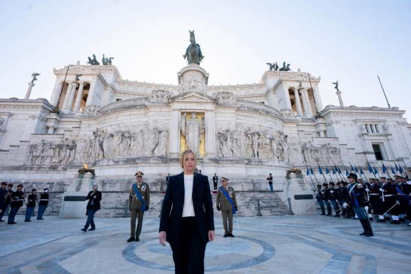 giorgia meloni all altare della patria omaggio al milite ignoto 5