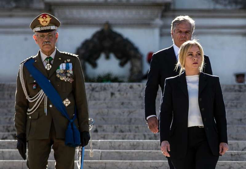 giorgia meloni all altare della patria omaggio al milite ignoto 6