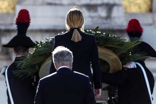 giorgia meloni all altare della patria omaggio al milite ignoto 7