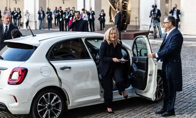 GIORGIA MELONI ARRIVA AL QUIRINALE A BORDO DI UNA FIAT 500