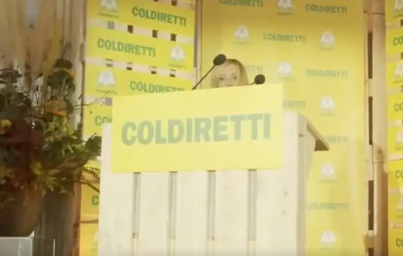 giorgia meloni e la pedana al villaggio coldiretti 4