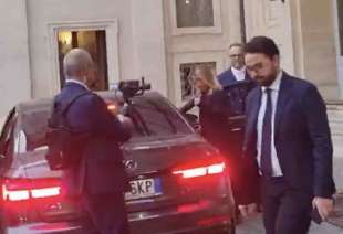 GIORGIA MELONI LASCIA IL QUIRINALE A BORDI DI UNA AUDI