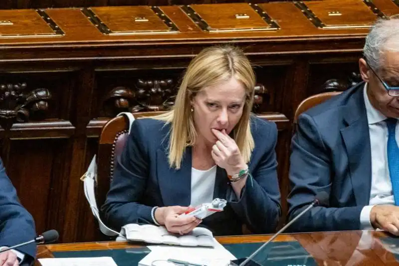 giorgia meloni prende una pasticca per il mal di gola 