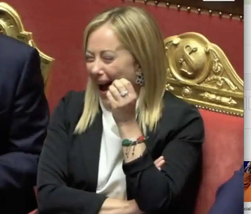 giorgia meloni ride alle battute di renzi in senato 