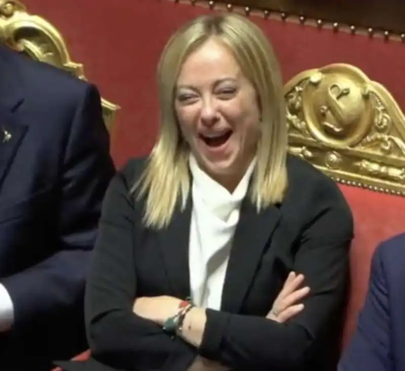 giorgia meloni ride alle battute di renzi in senato 3 