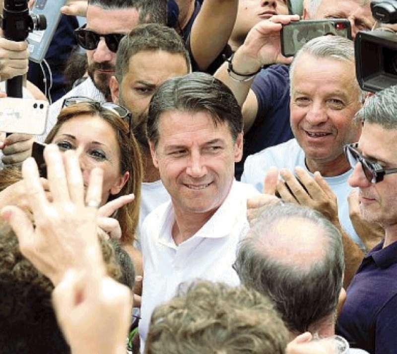 GIUSEPPE CONTE TRA LA FOLLA