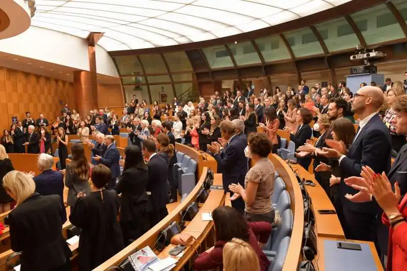 gli invitati applaudono in ricordo di giovanni falcone