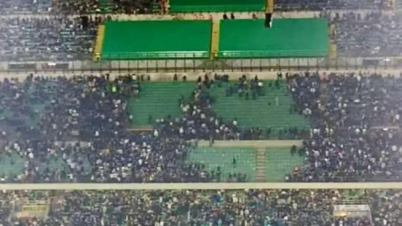 gli ultras fanno evacuare la curva nord di san siro    1