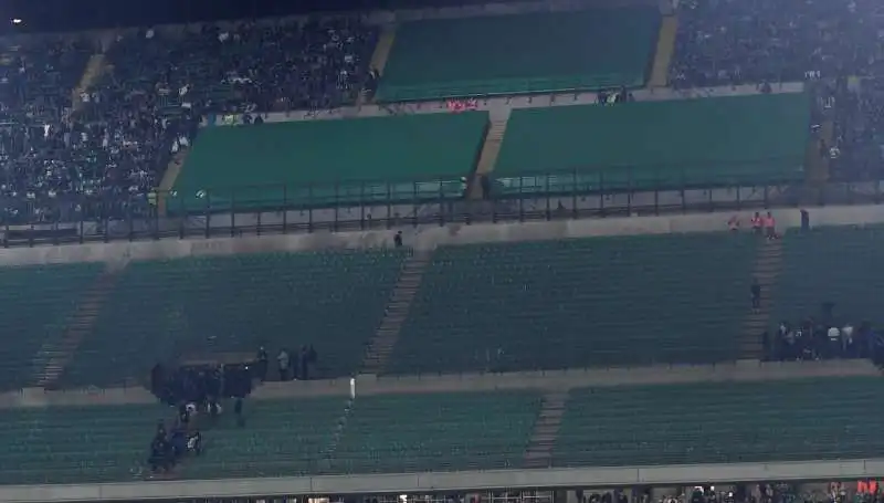 gli ultras fanno evacuare la curva nord di san siro    7