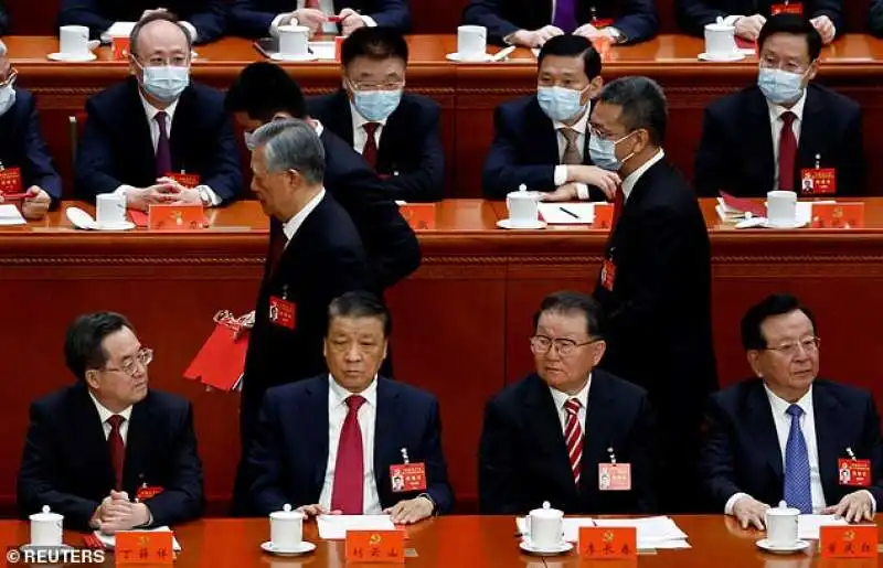 hu jingtao viene portato via a forza fuori dall'aula della grande sala del popolo 1