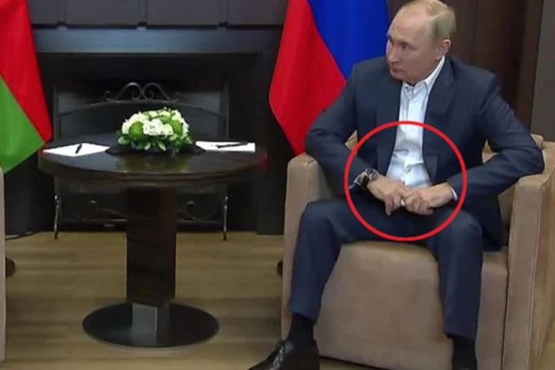 i segni sulla mano di putin 4