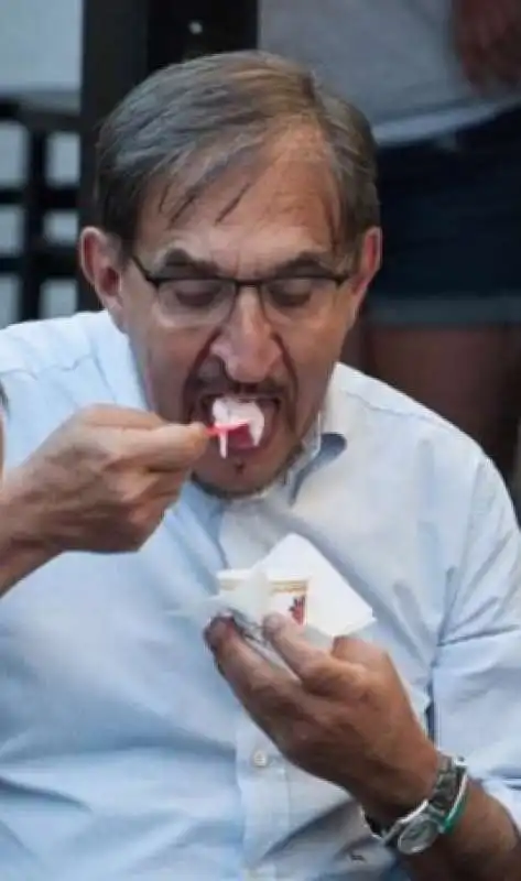 ignazio la russa divora il gelato