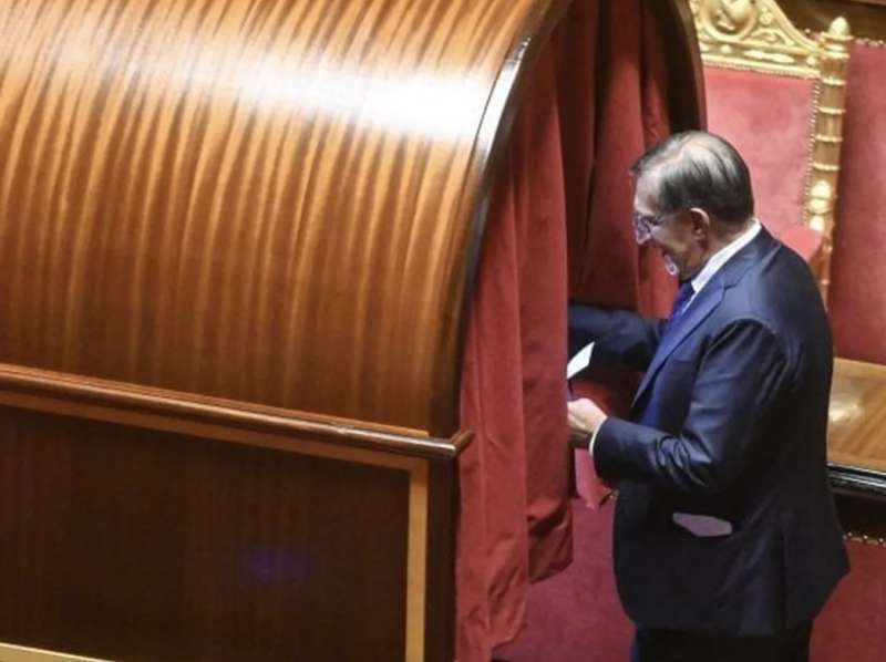 ignazio la russa vota per la presidenza del senato