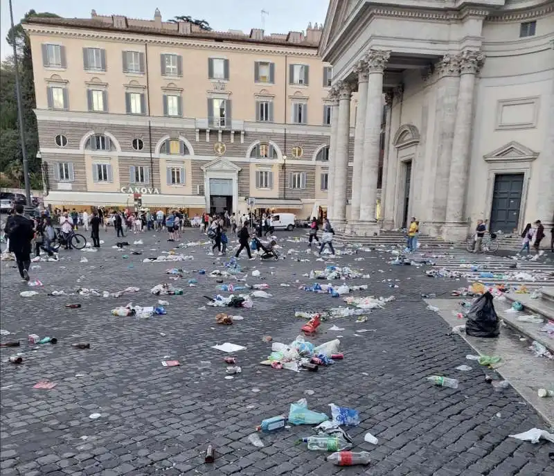 IL CAOS LASCIATO DAI TIFOSI DEL BETIS SIVIGLIA A PIAZZA DEL POPOLO ROMA 