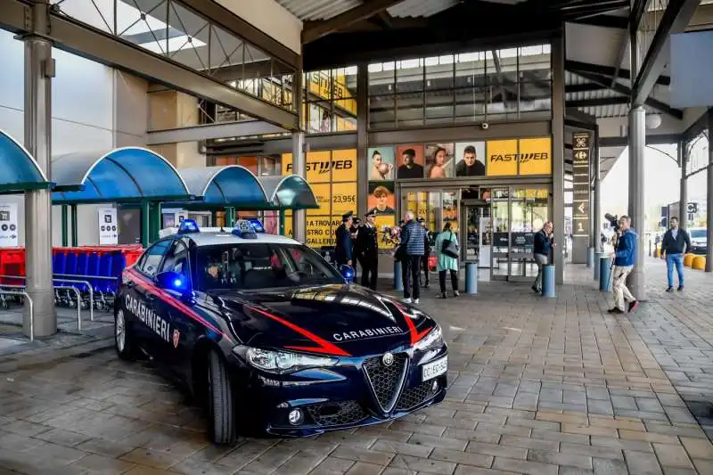 il centro commerciale milanofiori il giorno dopo gli accoltellamenti   16