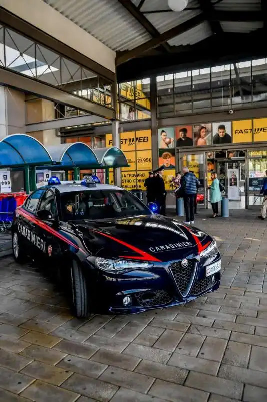 il centro commerciale milanofiori il giorno dopo gli accoltellamenti   17